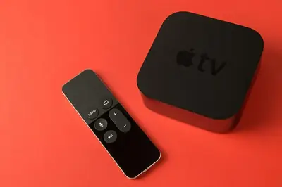 Boîtier Apple TV et sa télécommande